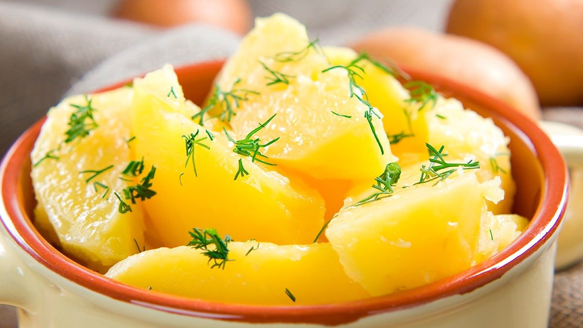 Bramborový salát, který jíš bez výčitek – s jogurtem místo majonézy a s ideální strukturou