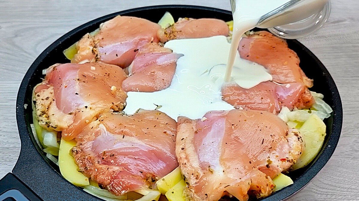 Kuřecí stehna po francouzsku recept na syté a voňavé kuře s bramborami k obědu nebo večeři