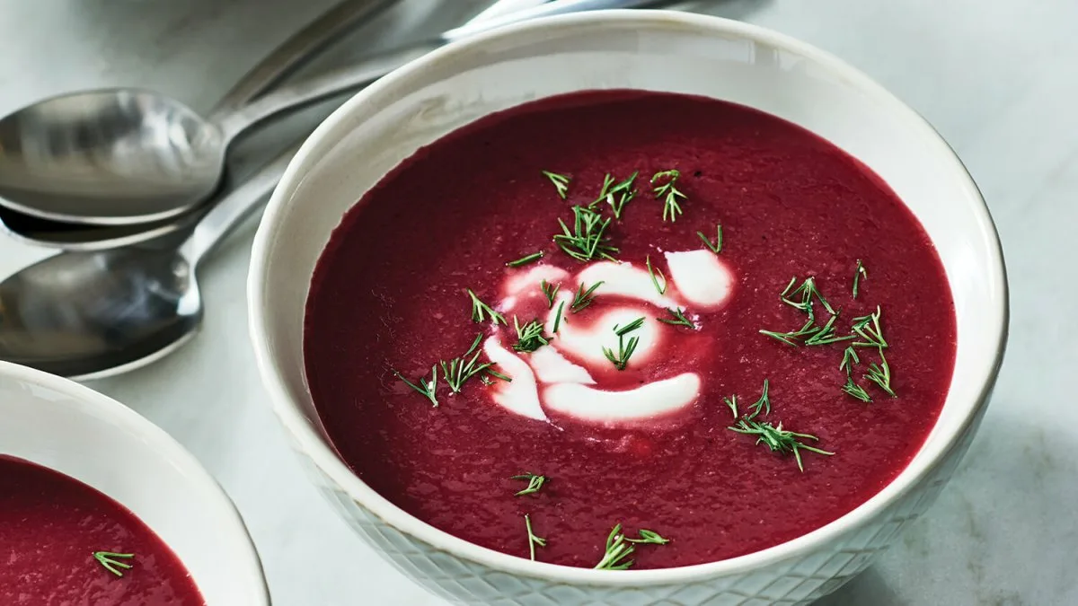 Řepná polévka s jablkem, kardamomem a pinsou