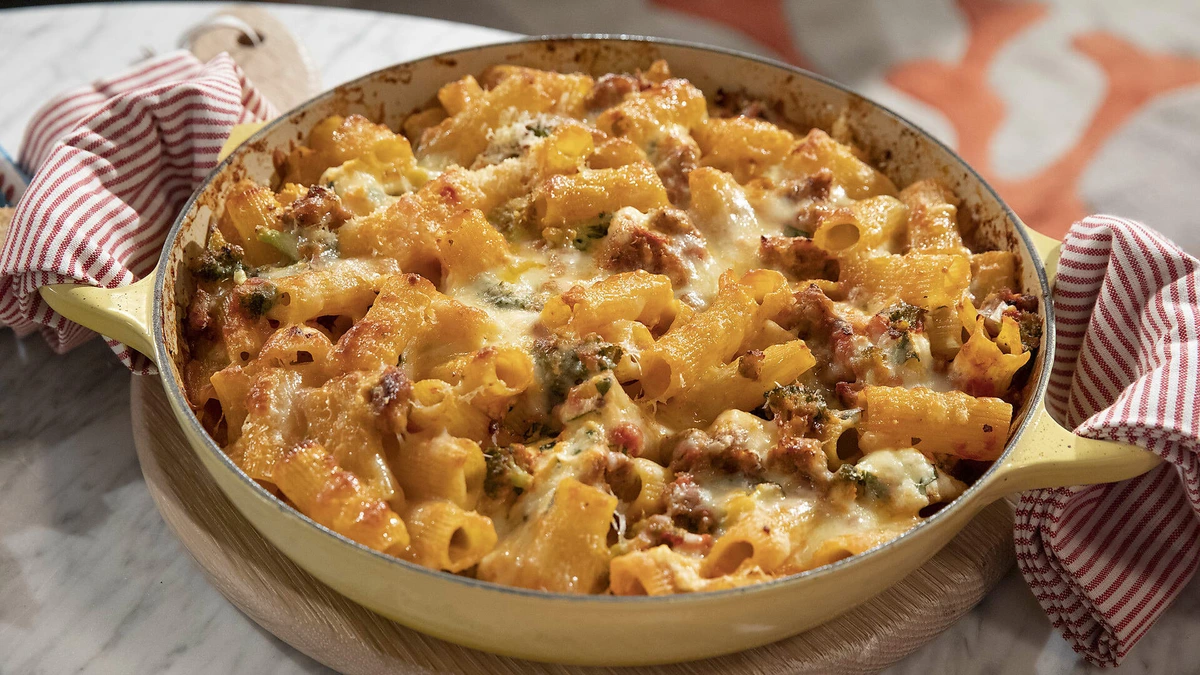 Rigatoni s mletým masem a sýrem mozzarella