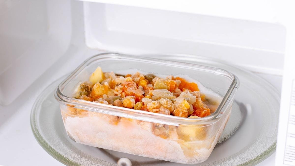 Mikrovlnka špatně ohřívá jídlo Jednoduché triky, které se čím dál častěji používají i v českých domácnostech