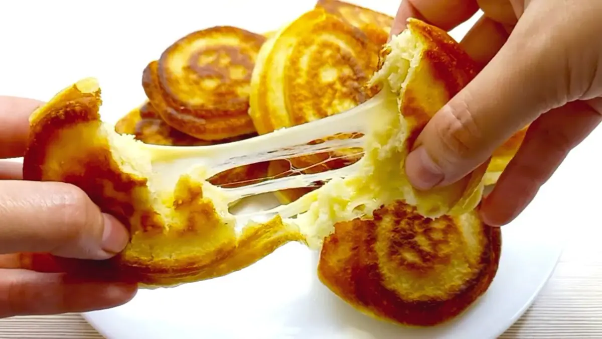 Rychlé sýrové placky na suché pánvi