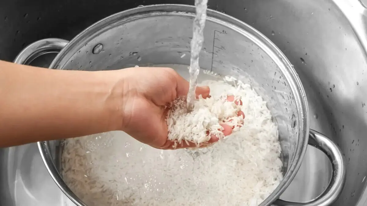 Rýže nebude kašovitá ani se nelepí; při vaření to můžete udělat takto