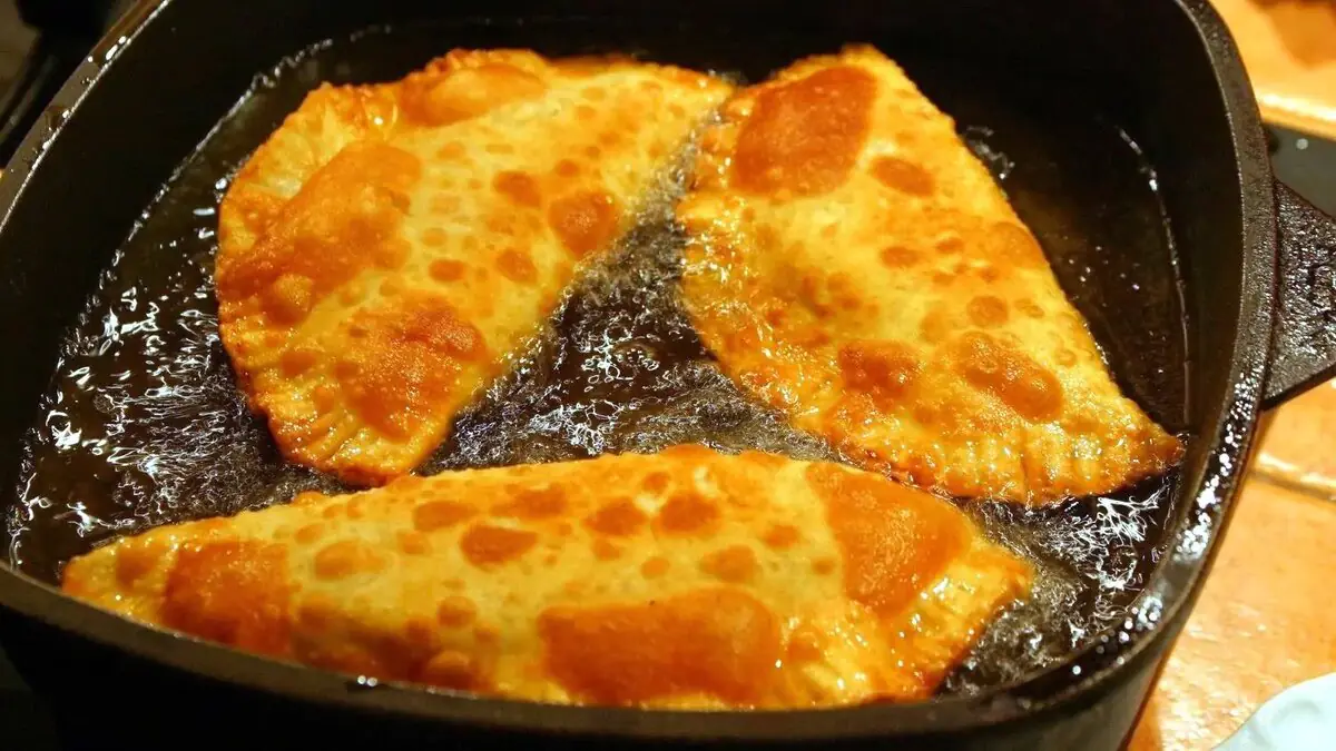 Samé nejšťavnatější čebureky podle starého receptu z roku 1937 bublinky, šťavnatý výpek a křupavá kůrka