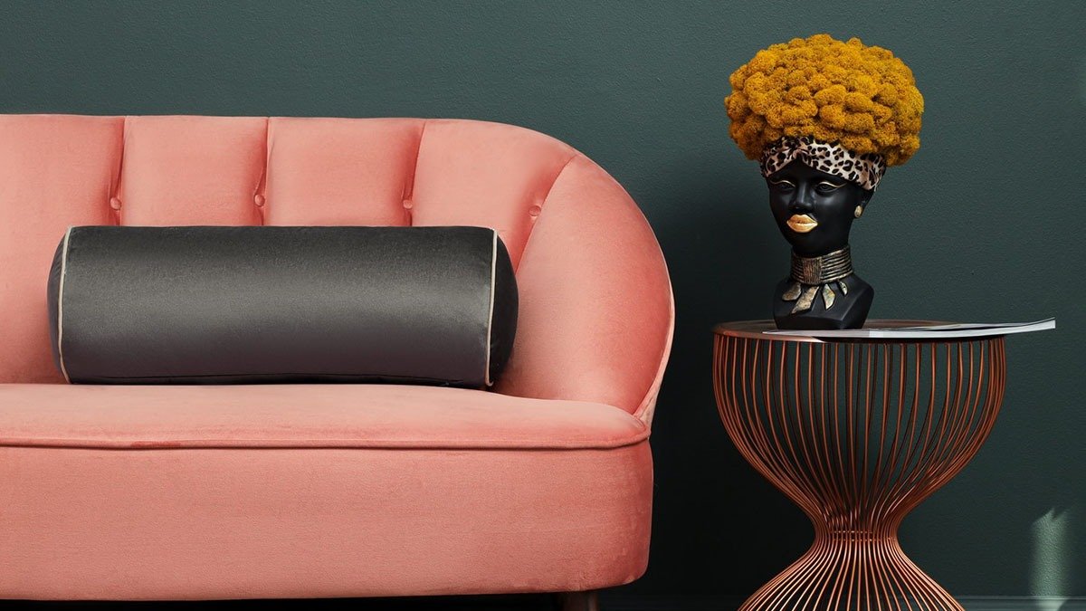 Už nikdo nedává na pohovku polštáře: v roce 2026 je nahrazuje jediný doplněk z luxusního světa