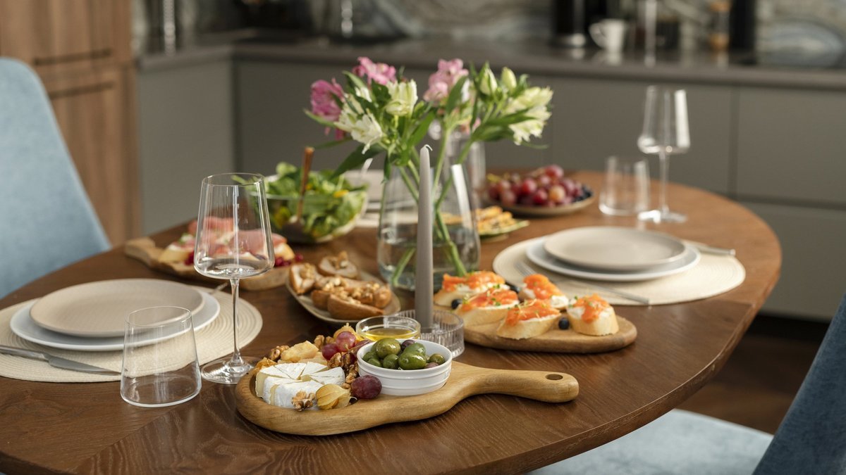 Sbohem, jídelní stůl: nový zahraniční trend, který ho v domácnostech definitivně nahrazuje