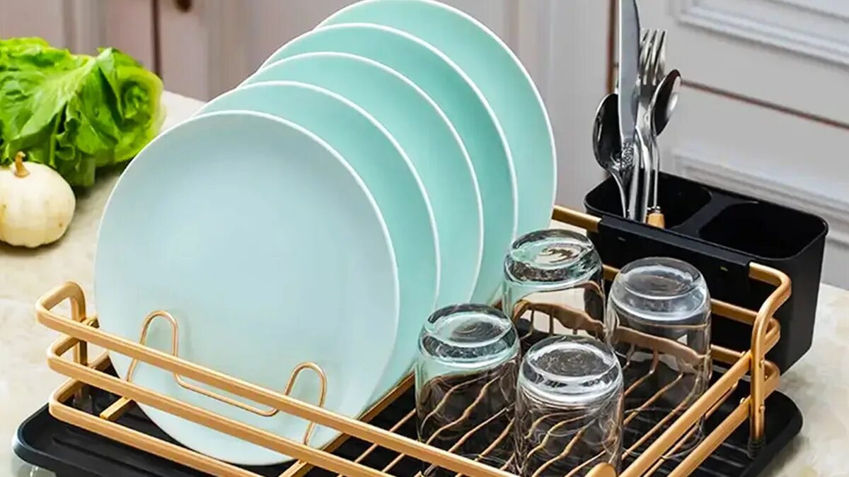 Sbohem odkapávači v dřezu – nový trend, který udělá kuchyň vzdušnější, praktičtější a organizovanější