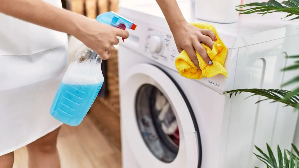 Nechávat dvířka pračky po praní otevřená se může zdát neškodné, ale časem to může vést k nečekaným problémům