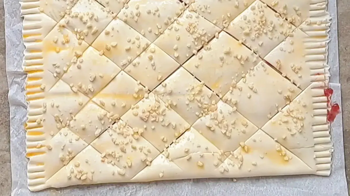 Listové těsto a pět lžic marmelády — rychlý koláč bez špinění rukou, úsporný dezert k čaji