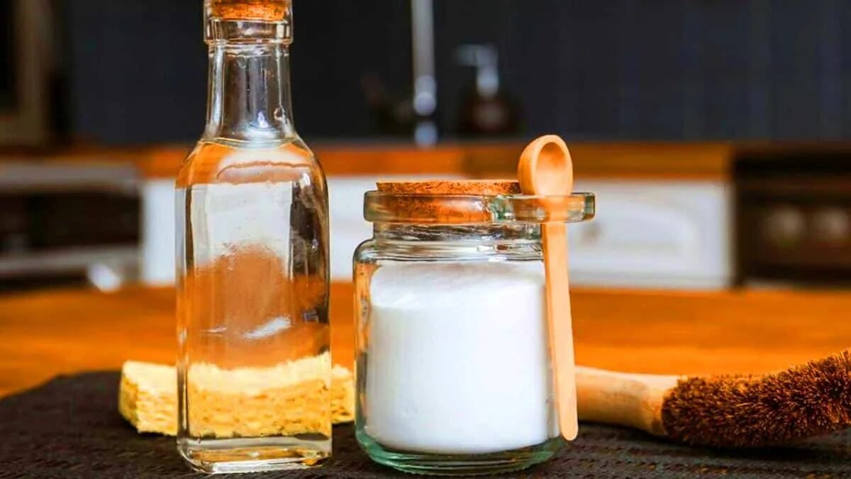 Jak se v českých domácnostech čistí toaleta do lesku pomocí jednoduchých kuchyňských prostředků