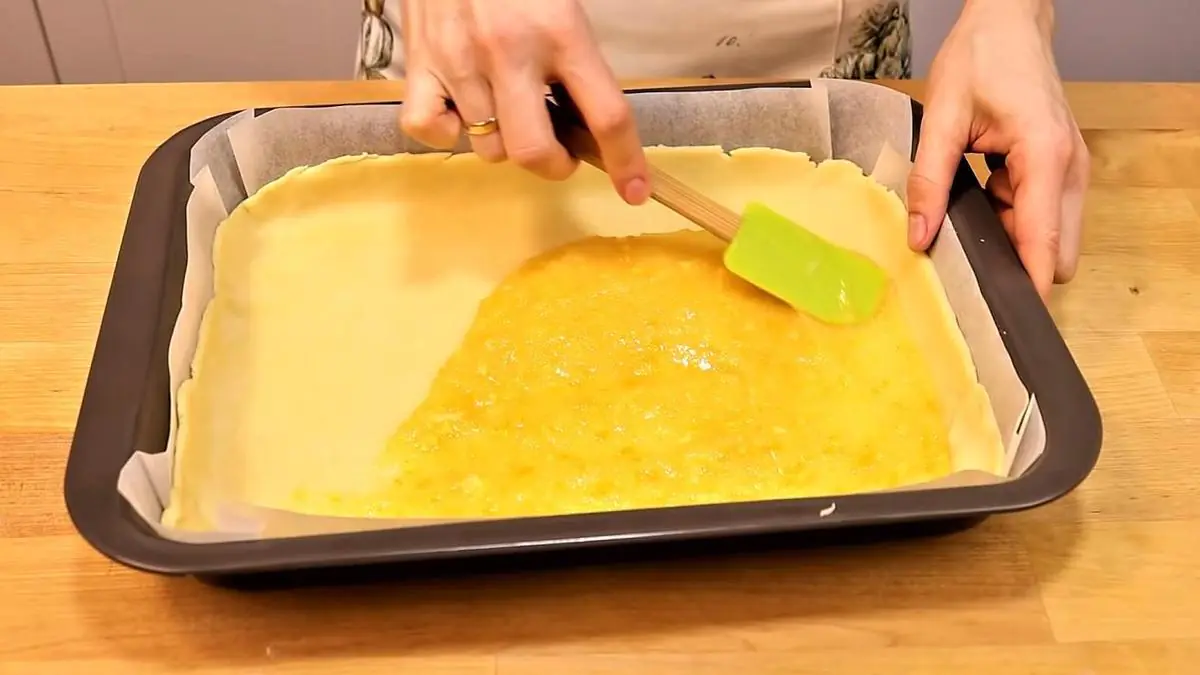 Citron beru rovnou i s kůrou: ten nejlahodnější citronový koláč, těsto na másle a zakysané smetaně je naprostá pecka