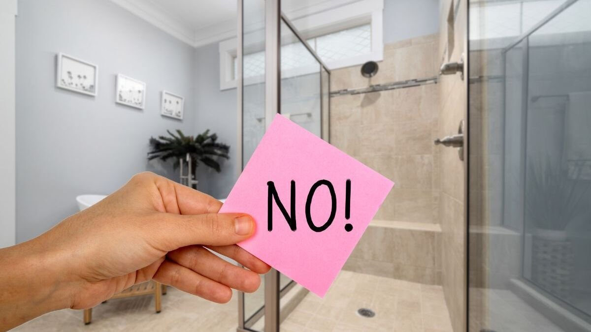 Skleněné dveře do sprchy už v nových domech nikdo nedává teď všichni chtějí řešení, které připomíná minulost