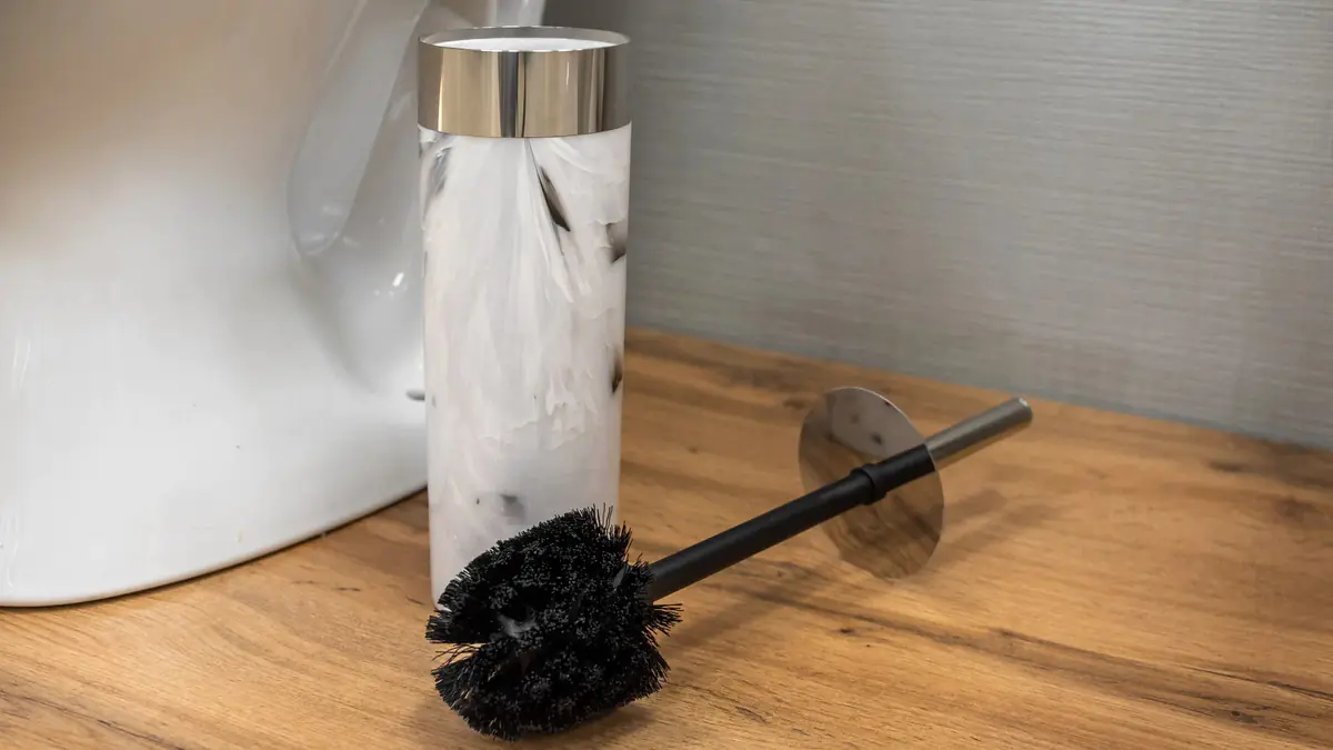 8 chytrých způsobů, jak využít starou vázu k úklidu a organizaci koupelny