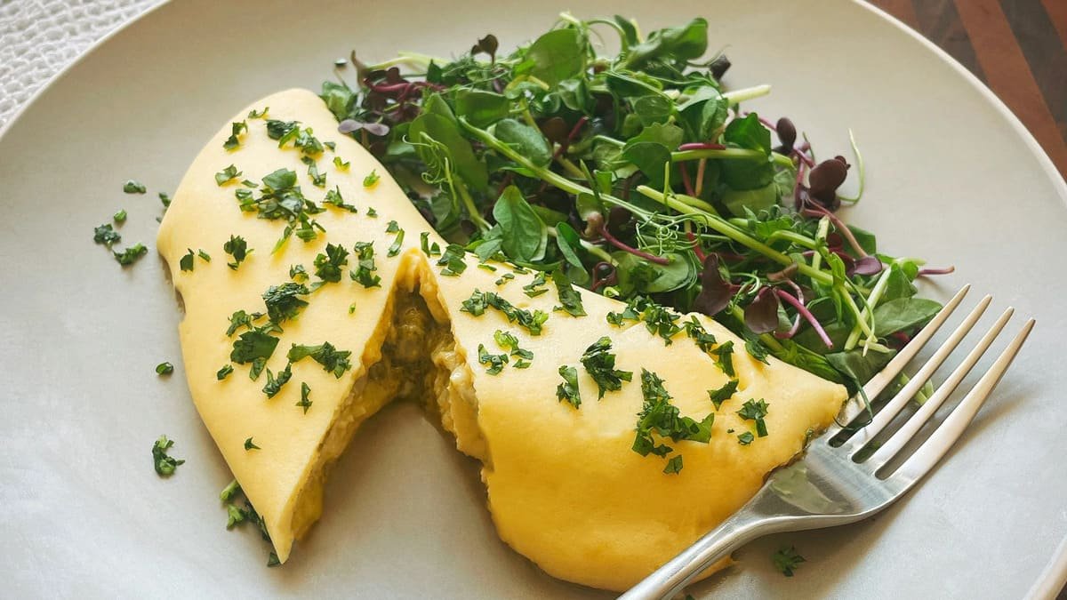 Smažit omeletu na oleji je špatně tady je, co je lepší přidat místo toho