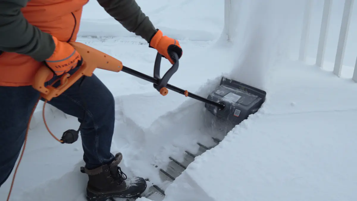 Bez lopaty — žádný problém: jak rychle odklidit sníh v nouzi