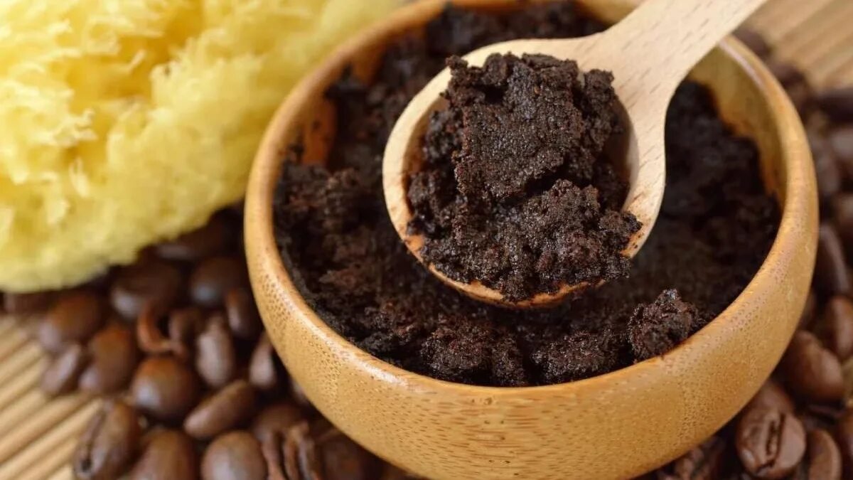 Stačí jedna lžíce: proč čím dál víc lidí sype kávovou sedlinu do toalety