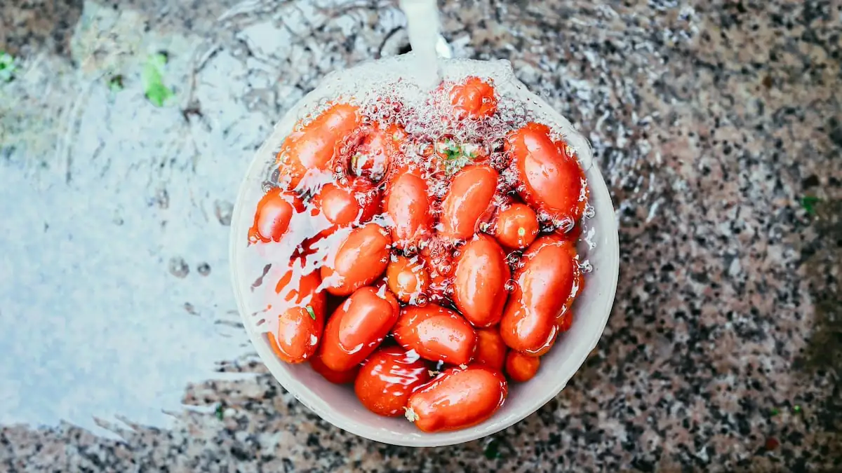 Pokud zeleninu umyjete jen pod tekoucí vodou, pesticidy mohou zůstat… Takhle je to opravdu správně