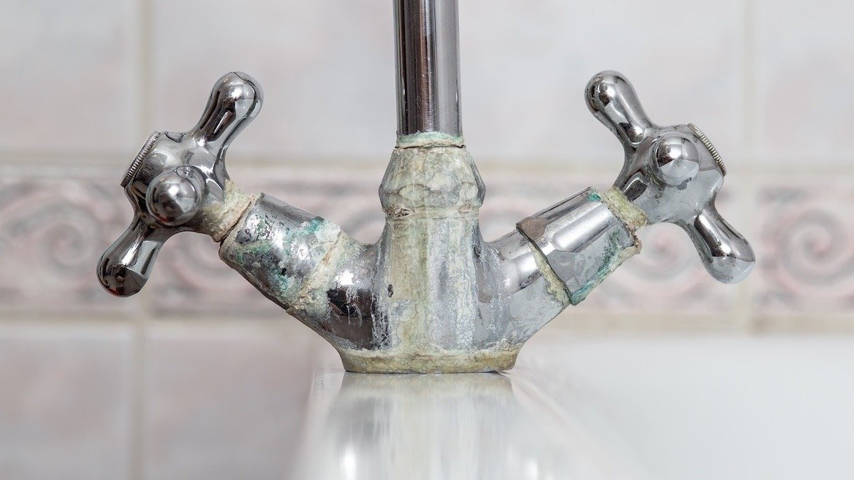 Starý vodní kámen na baterii je příliš odolný Odborníci na úklid prozradili jeden běžný nápoj, který si s ním snadno poradí