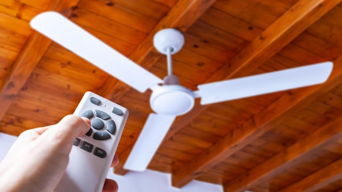 Stropní ventilátor v zimě pomůže skutečně ušetřit za vytápění