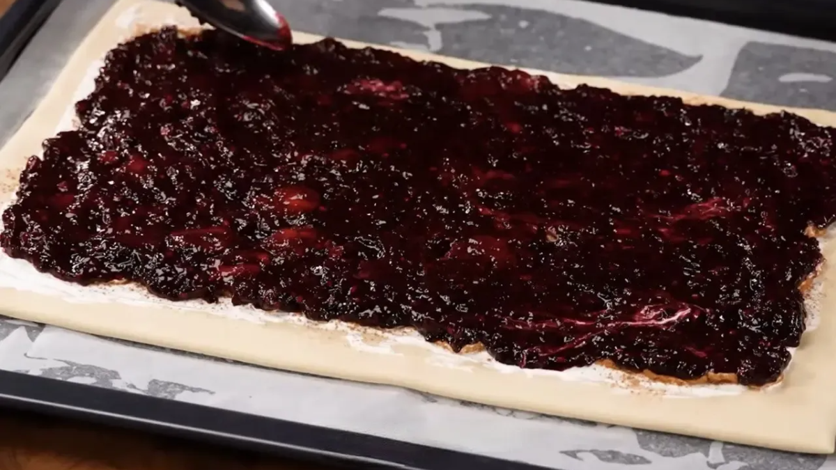 Beru listové těsto a sklenici jakýchkoli mražených bobulí a za 30 minut je čajové posezení otevřené úžasný koláč na raz dva