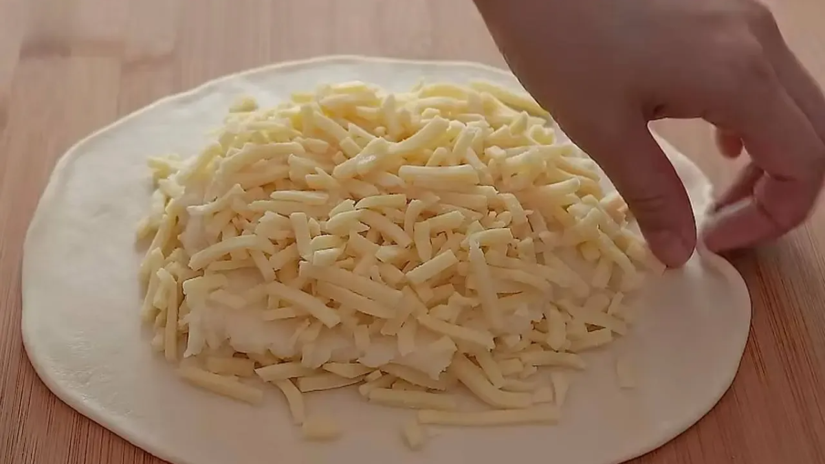 Beru sýr a brambory – za 10 minut piju kávu s božskou plackou – bez trouby, vajec a droždí 2 Beru sýr a brambory – za 10 minut piju kávu s božskou plackou – bez trouby, vajec a droždí