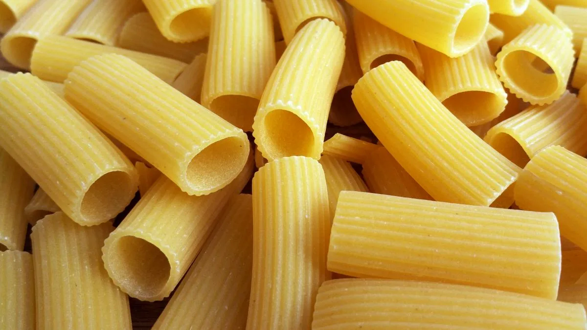 Rigatoni s mletým masem a sýrem mozzarella