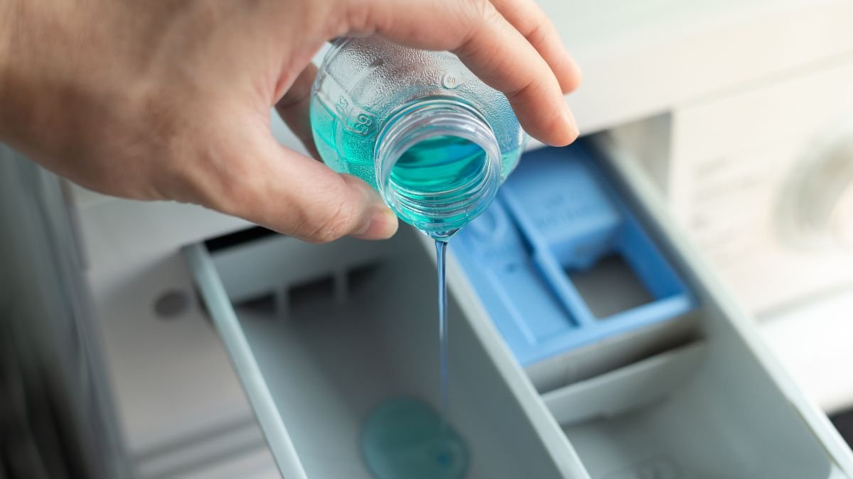 Tahle malá klapka v pračce rozhoduje o tom, jestli se prádlo opravdu vypere. V českých domácnostech ji spousta lidí používá špatně