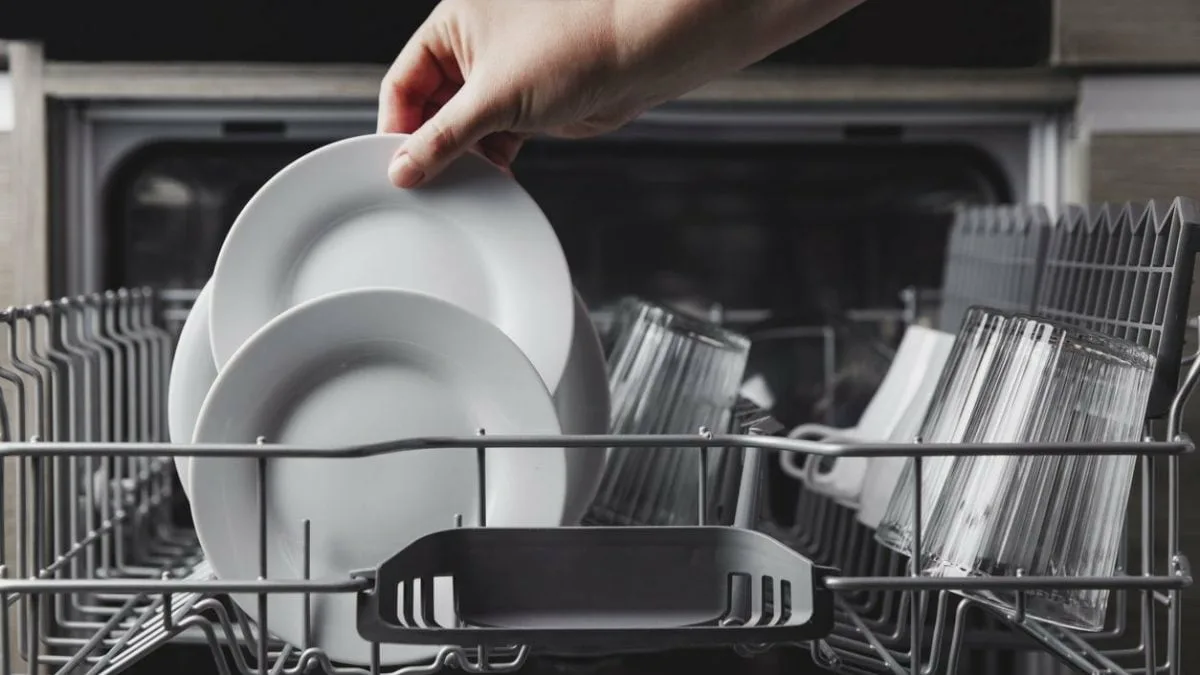 Takto byste měli skládat nádobí do myčky Tolik let jsem o tom neměl ponětí