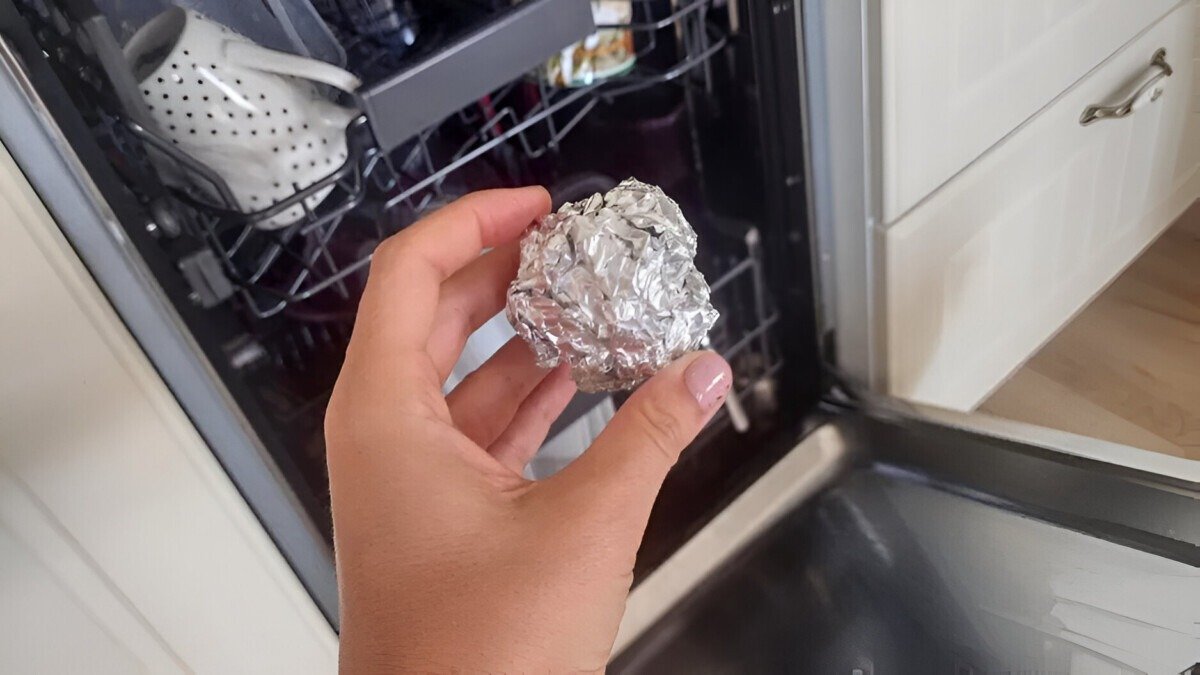 Tchyně hodila do myčky kuličku z alobalu a já byla v šoku, když mytí skončilo