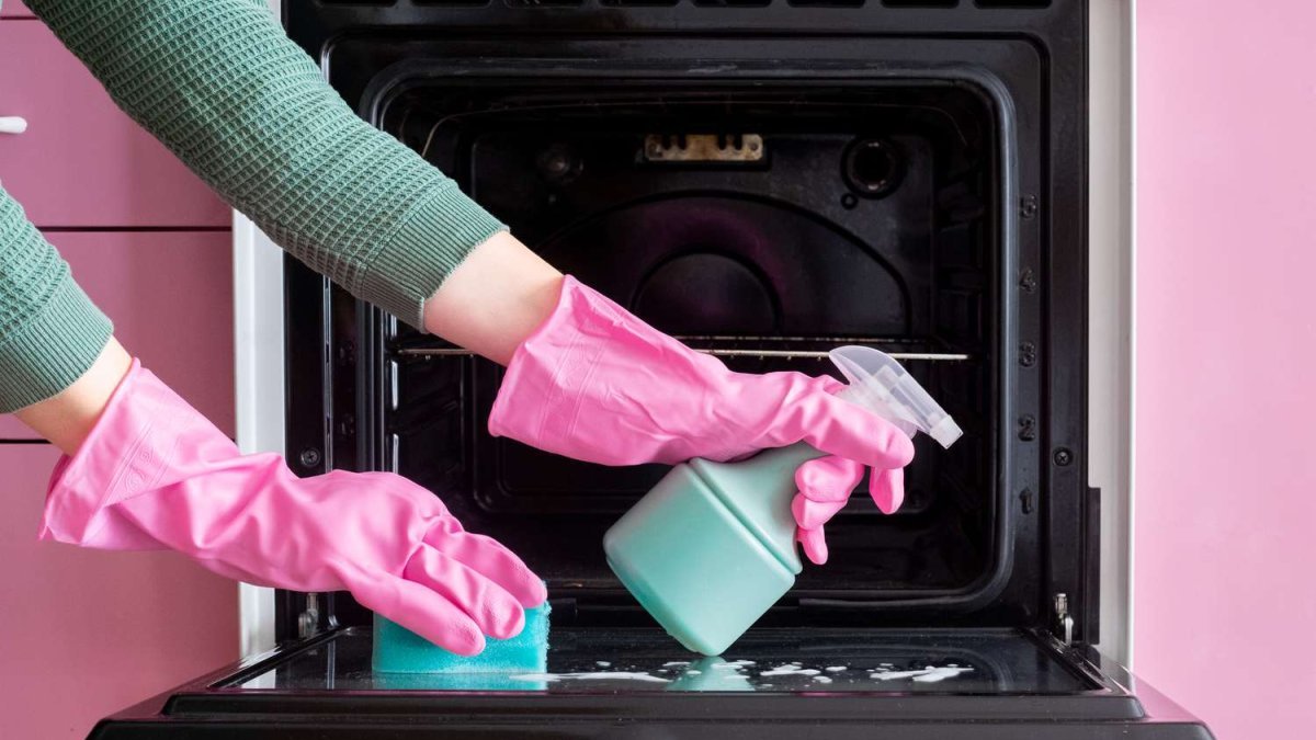 Teď čistím troubu bez nervů Stačilo změnit jeden prostředek a připálenina se přestala usazovat na stěnách