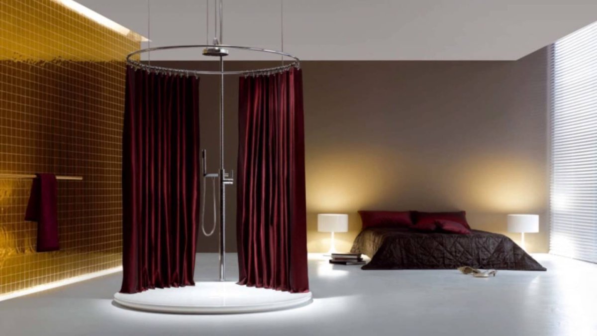 Tendence sprchování, která nahrazuje závěsy a přepážky