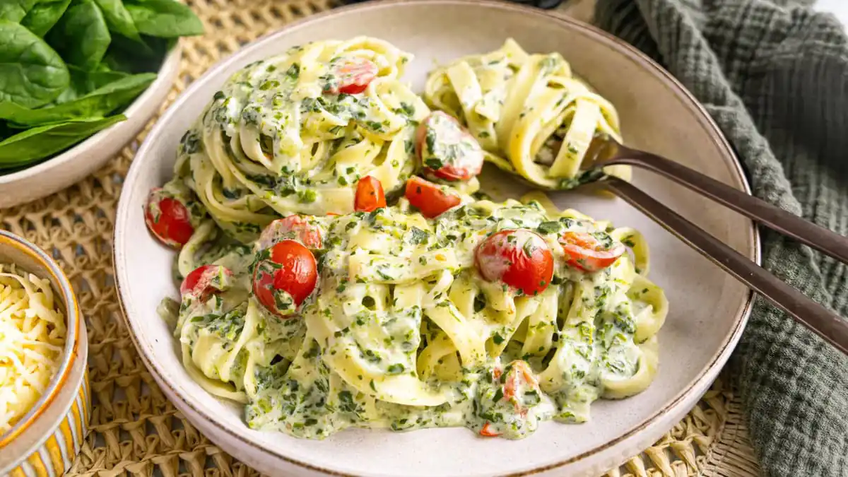 Těstoviny se smetanovým špenátem a omáčkou z čerstvého sýra krémový expresní recept za 30 minut na večer po práci