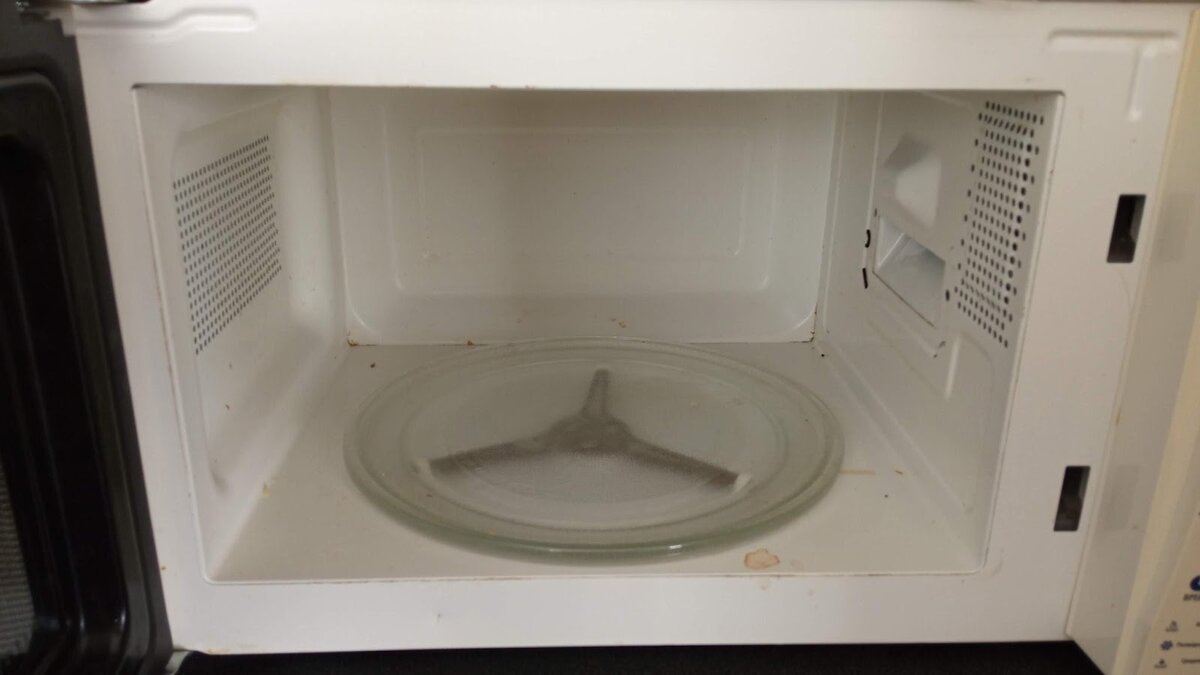 Sbohem, mikrovlnko: domácnosti přecházejí na rychlejší a „čistší“ zařízení, které mění návyky při vaření