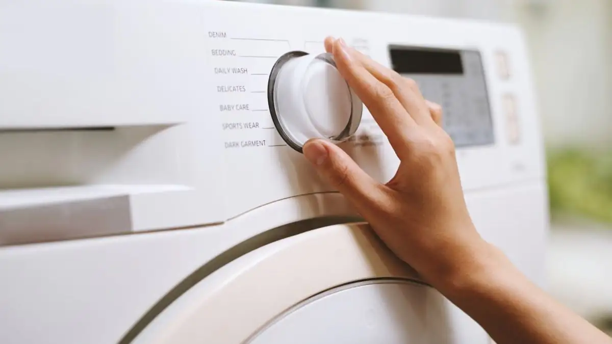 Všichni to ignorují, ale tohle tlačítko na pračce je tajemství, jak už nikdy nemít zatuchlý zápach v bubnu