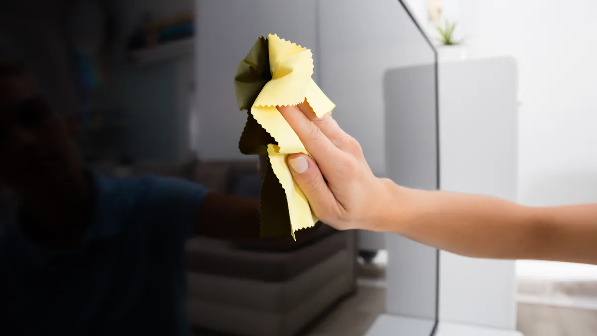 Toată lumea curăță ecranul televizorului în mod greșit – acest obiect de bucătărie vă oferă un ecran perfect curat în 30 de secunde