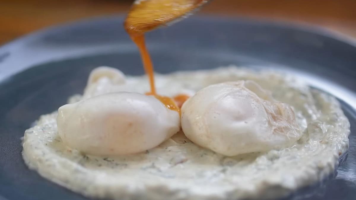 Turecká snídaně — vejce v řeckém jogurtu když to zkusíte jednou, nebudete to chtít přestat připravovat