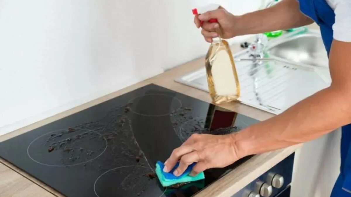 Tyto šmouhy na sklokeramické desce nejsou škrábance Zmizí během minuty bez drhnutí