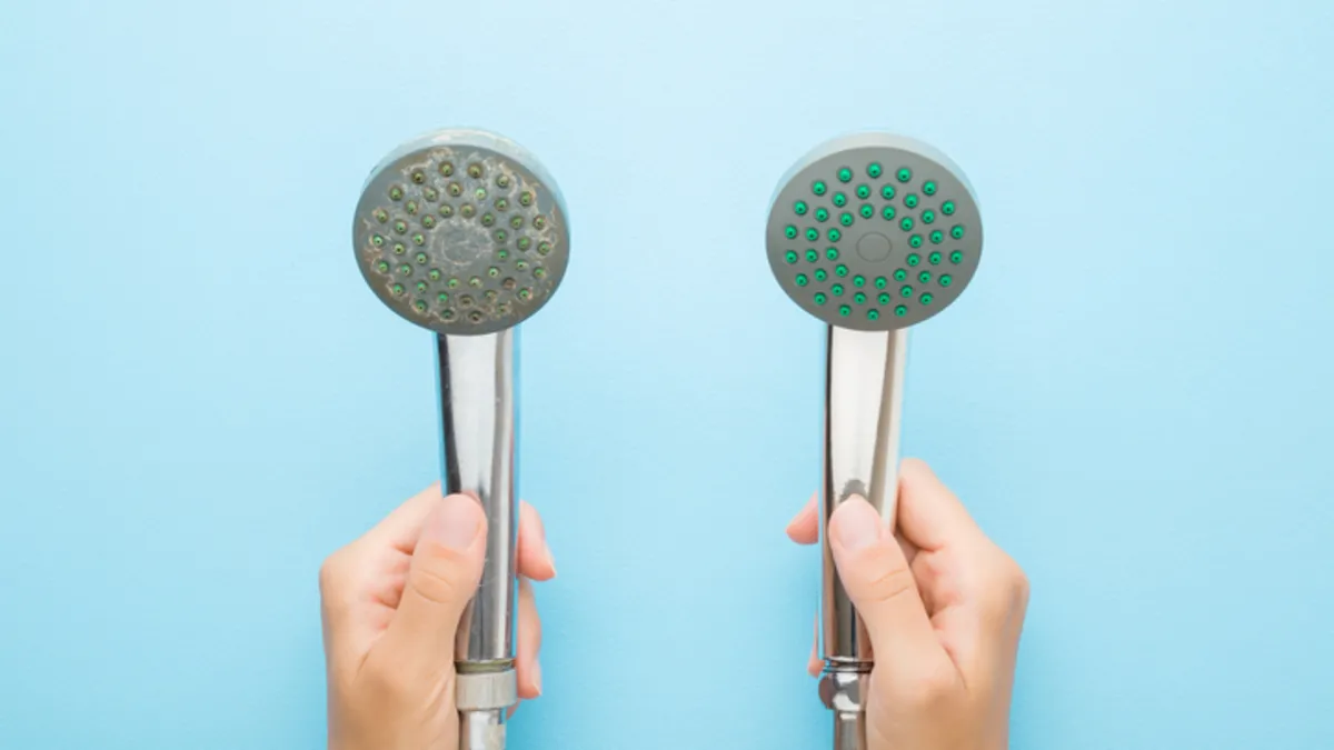 „Nebudete potřebovat instalatéra“: jednoduchá domácí směs, která pročistí sprchovou hlavici během pár minut
