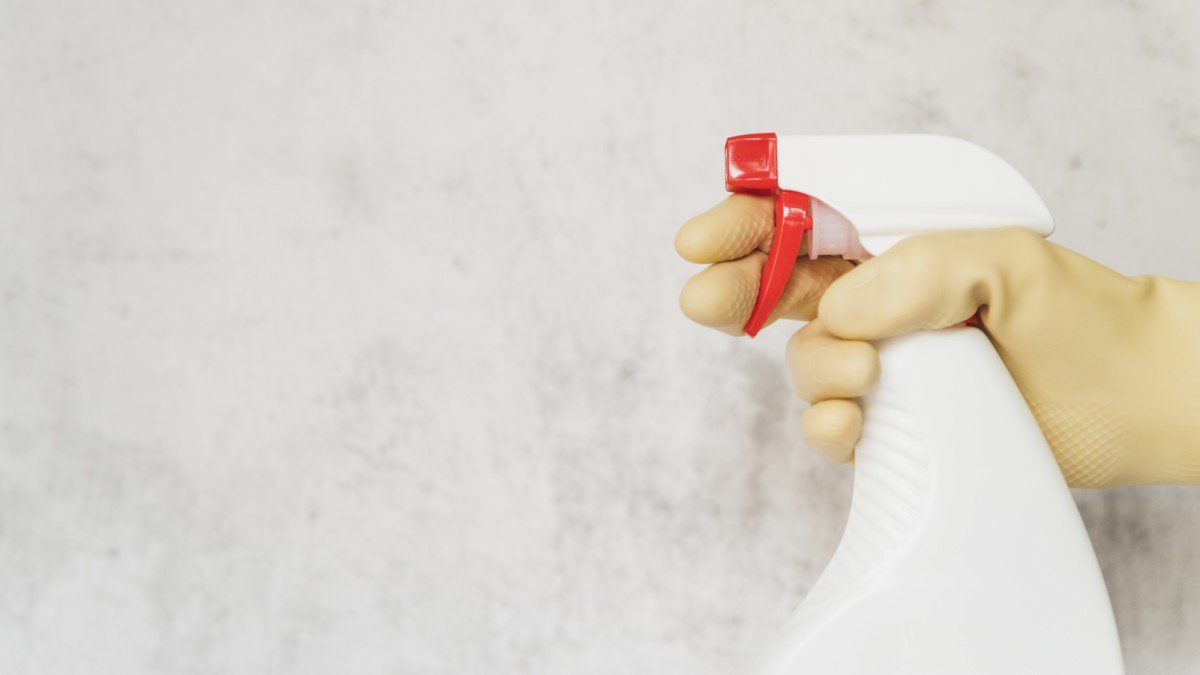 Jak odstranit černé skvrny ze silikonu v koupelně