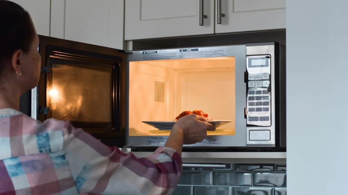 Lidé, kteří pokládají věci na mikrovlnku, se určitě podívejte