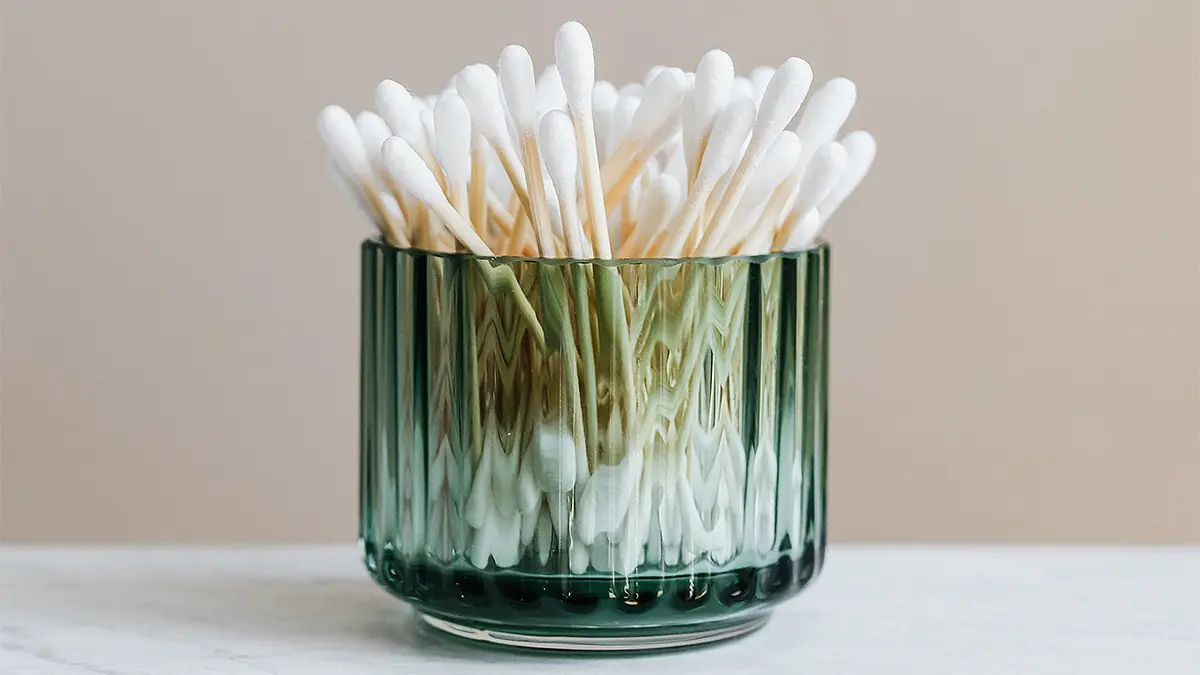 8 chytrých způsobů, jak využít starou vázu k úklidu a organizaci koupelny