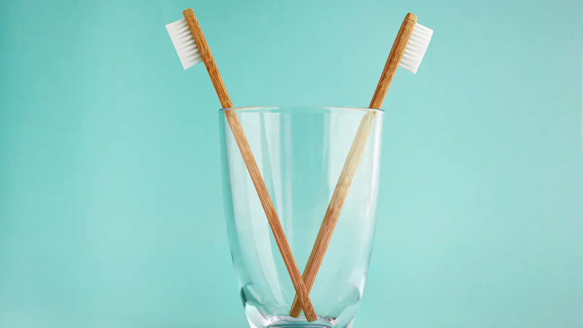 8 chytrých způsobů, jak využít starou vázu k úklidu a organizaci koupelny