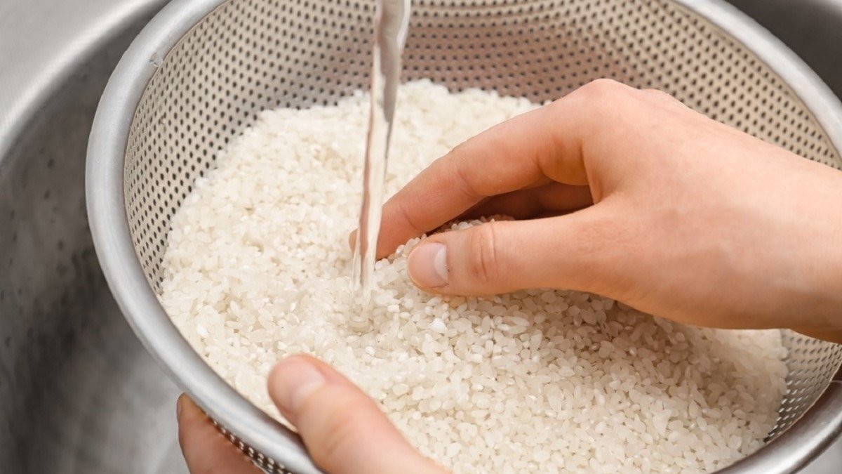 Proč se v Česku často přehlíží jeden důležitý krok při vaření rýže