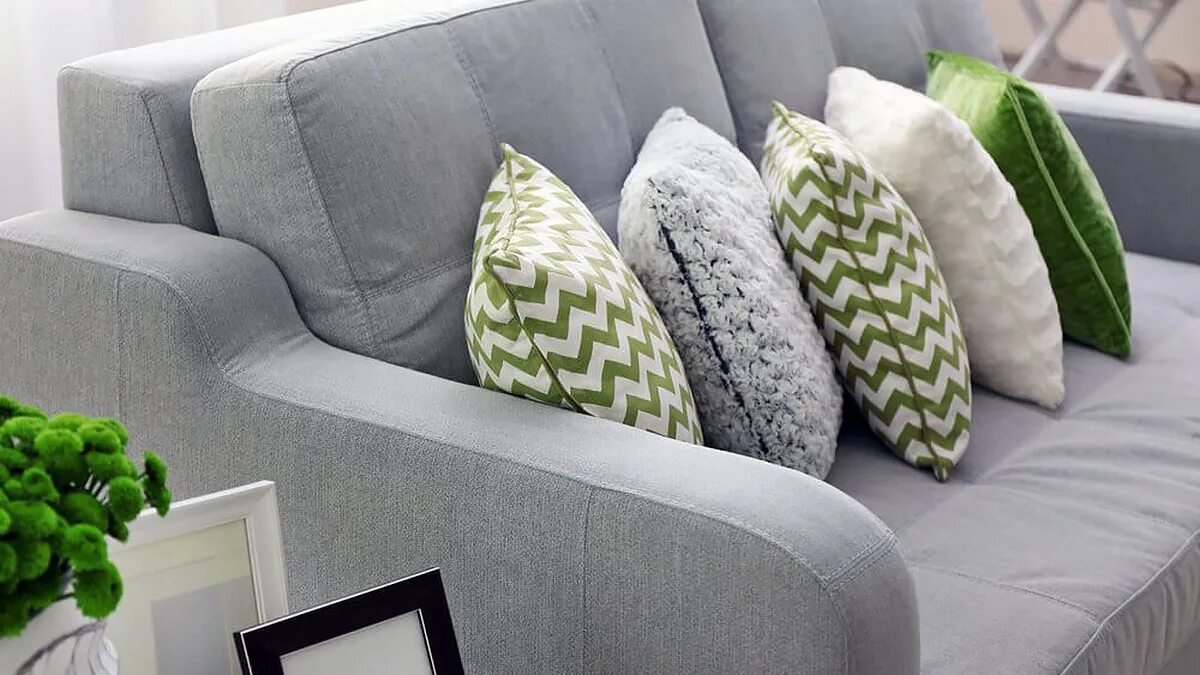 Už nikdo nedává na pohovku polštáře: v roce 2026 je nahrazuje jediný doplněk z luxusního světa