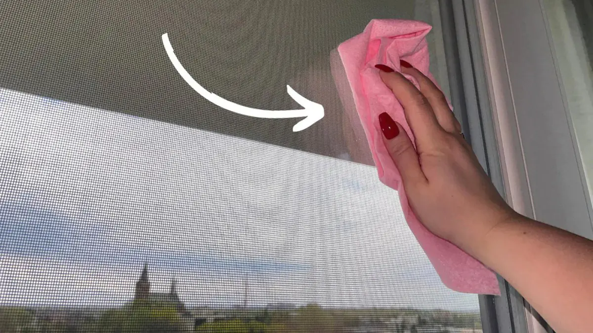 Užitečný tip na mytí síťky proti hmyzu nemusíte ji sundávat ani se s tím trápit. Odborníci radí použít jen 2 věci — čistota bez námahy!
