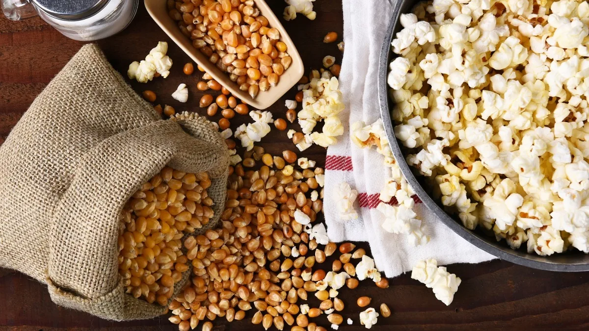 Jednodušší už to být nemůže: jak si doma připravit barevný popcorn s různými příchutěmi