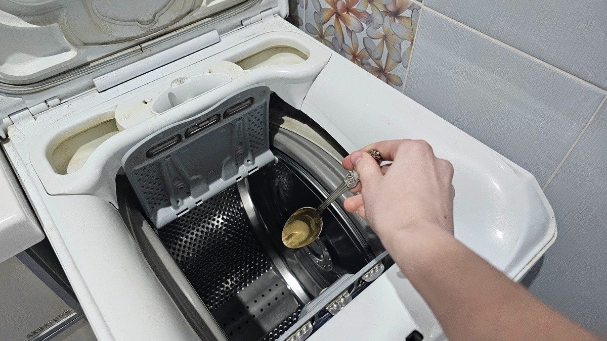 Špína vyjde ven v černých vločkách: stačí nalít víčko do bubnu pračky