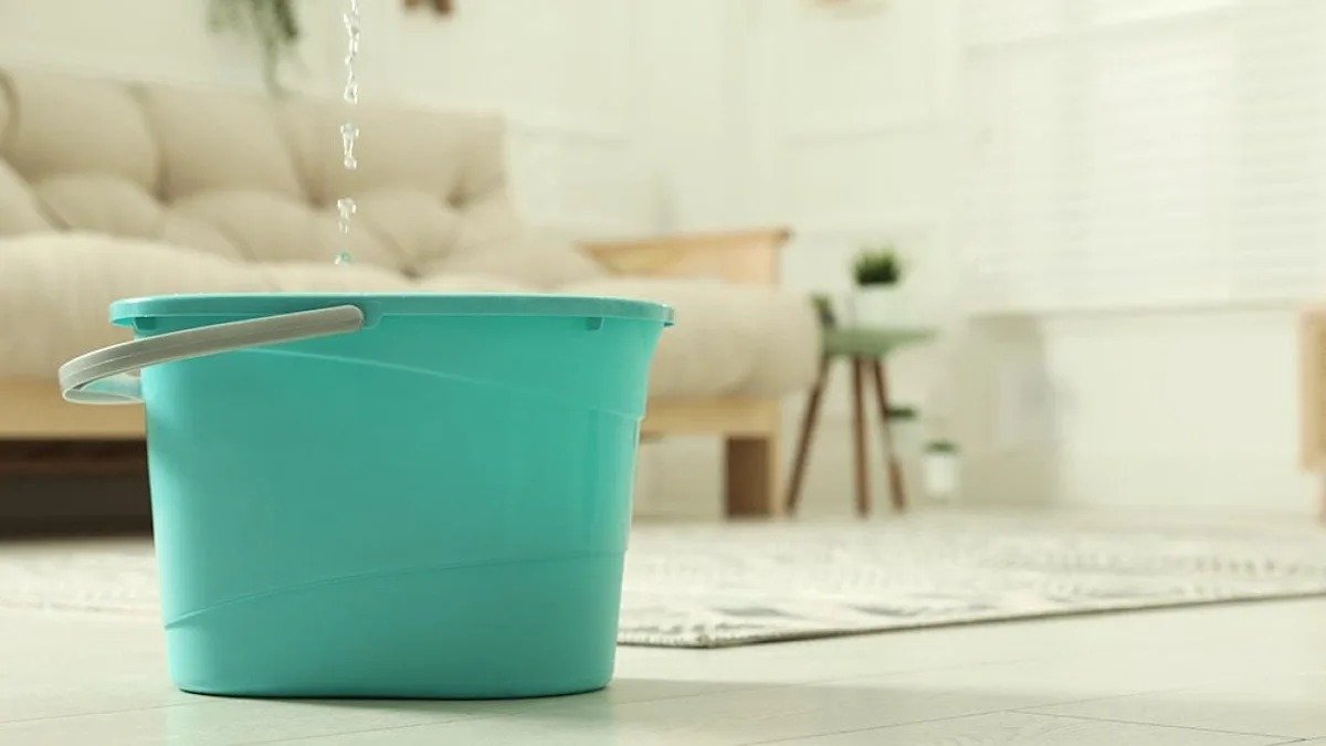 V zimě v Česku čím dál častěji přidávají do vody na mytí podlah jen jednu polévkovou lžíci díky tomu se na podlahu neusazuje prach a domov voní jako nový