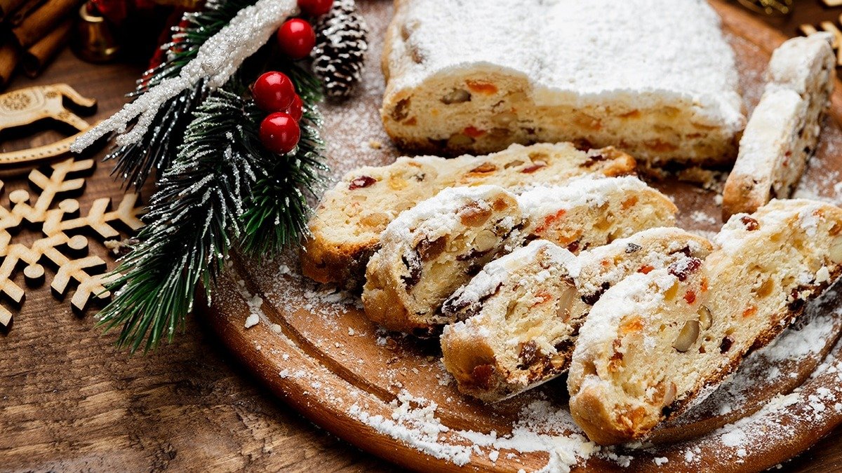 Vánoční pohádka v českém domově Klasická štola s rozinkami a rumem jednoduché suroviny a snadné tvarování