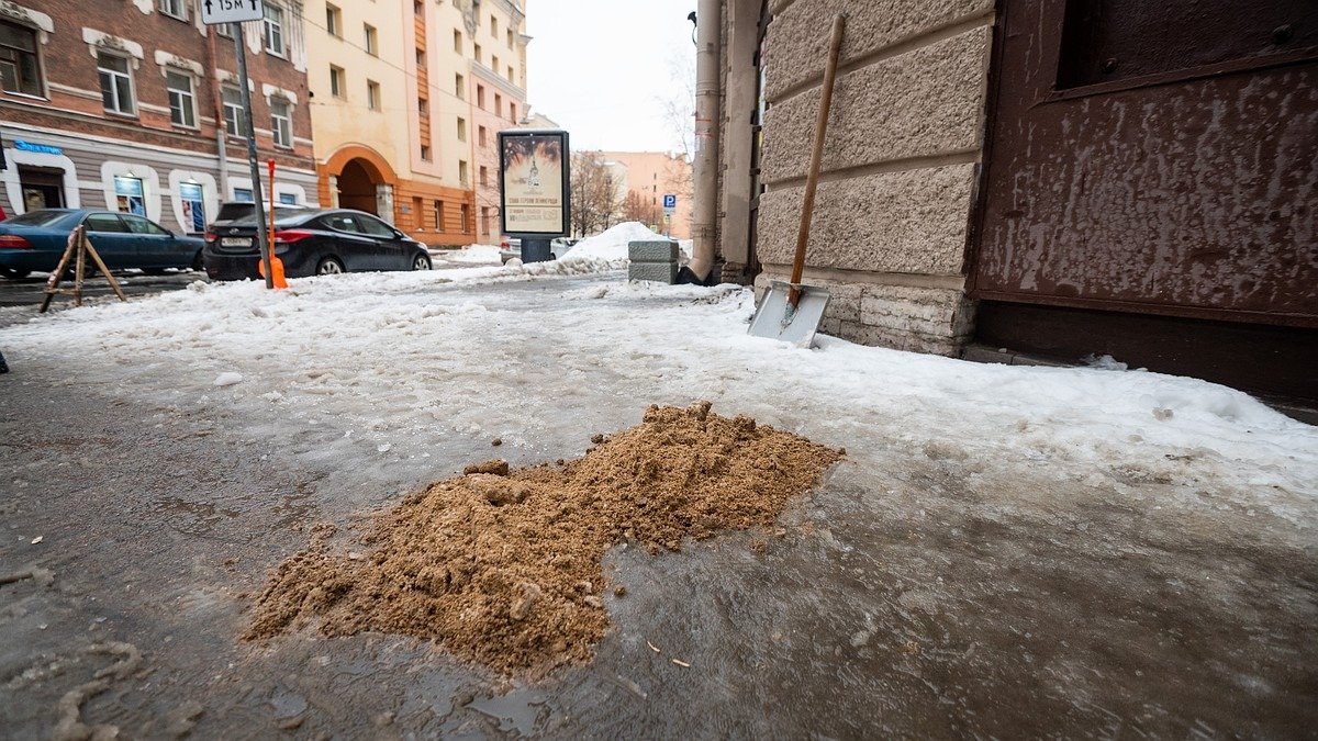 Ani sůl, ani písek: čím je nejlepší sypat cestičky při náledí